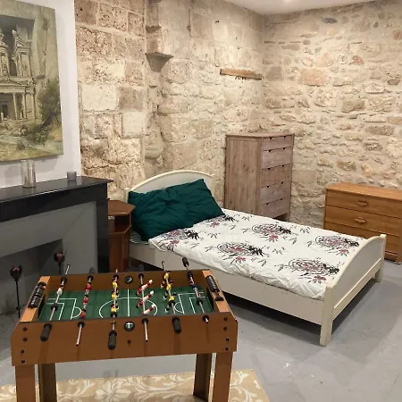 Grande Maison Traversante. * Saint-Gilles (Gard)