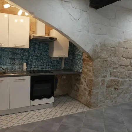 Grande Maison Traversante. *
