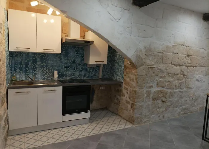 Grande Maison Traversante. *